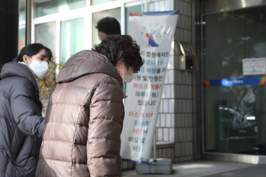 윤석열 국민의힘 대선후보의 장모 최모 씨가 2일 경기도 의정부시 가능동 의정부지방법원에서 취재진의 질문에 답변 없이 법정으로 향하고 있다. 최씨는 2013년 경기도 성남시 도촌동 땅을 매입하는 과정에서 통장 잔고 증명서를 위조한 혐의를 받고 있다.  연합뉴스